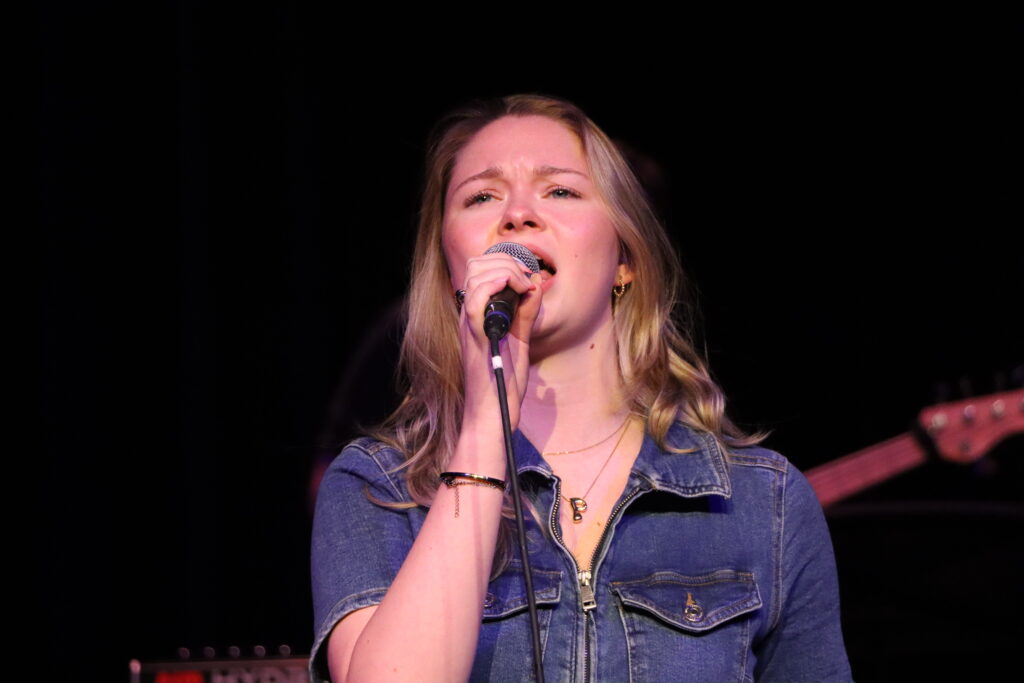 Pleuni on stage